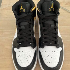 2021 Air Jordan 1 Mid 'Black University Gold'
